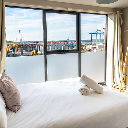 Beautiful Two Bedroom Harbour Side Apartment 풀 외부 사진