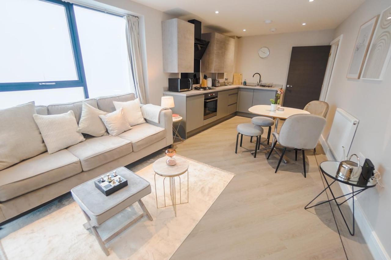 Beautiful Two Bedroom Harbour Side Apartment 풀 외부 사진