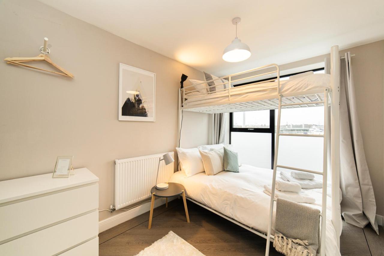Beautiful Two Bedroom Harbour Side Apartment 풀 외부 사진