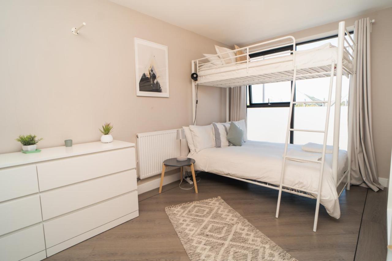 Beautiful Two Bedroom Harbour Side Apartment 풀 외부 사진