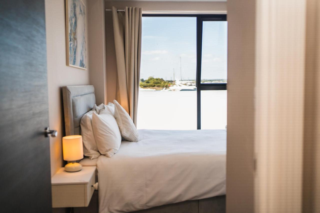 Beautiful Two Bedroom Harbour Side Apartment 풀 외부 사진