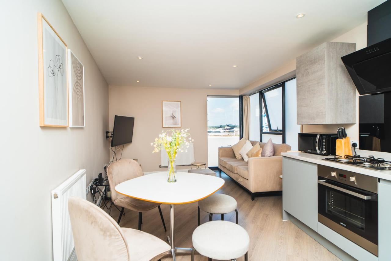 Beautiful Two Bedroom Harbour Side Apartment 풀 외부 사진