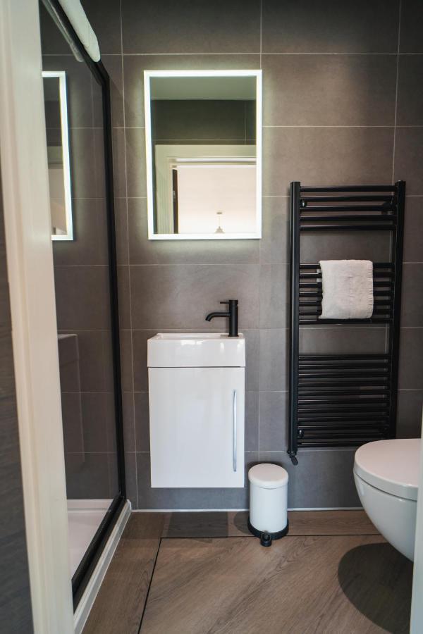 Beautiful Two Bedroom Harbour Side Apartment 풀 외부 사진