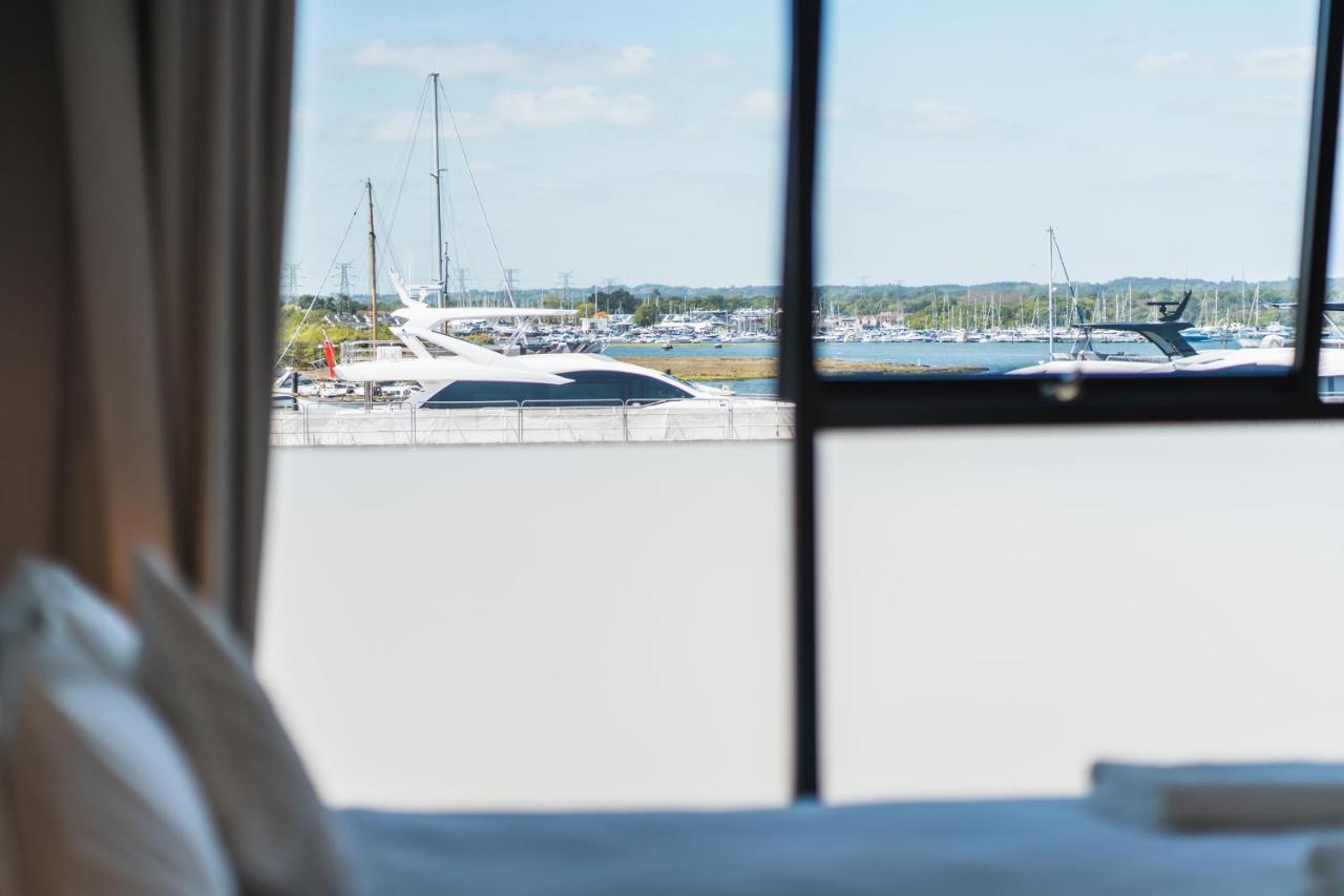 Beautiful Two Bedroom Harbour Side Apartment 풀 외부 사진