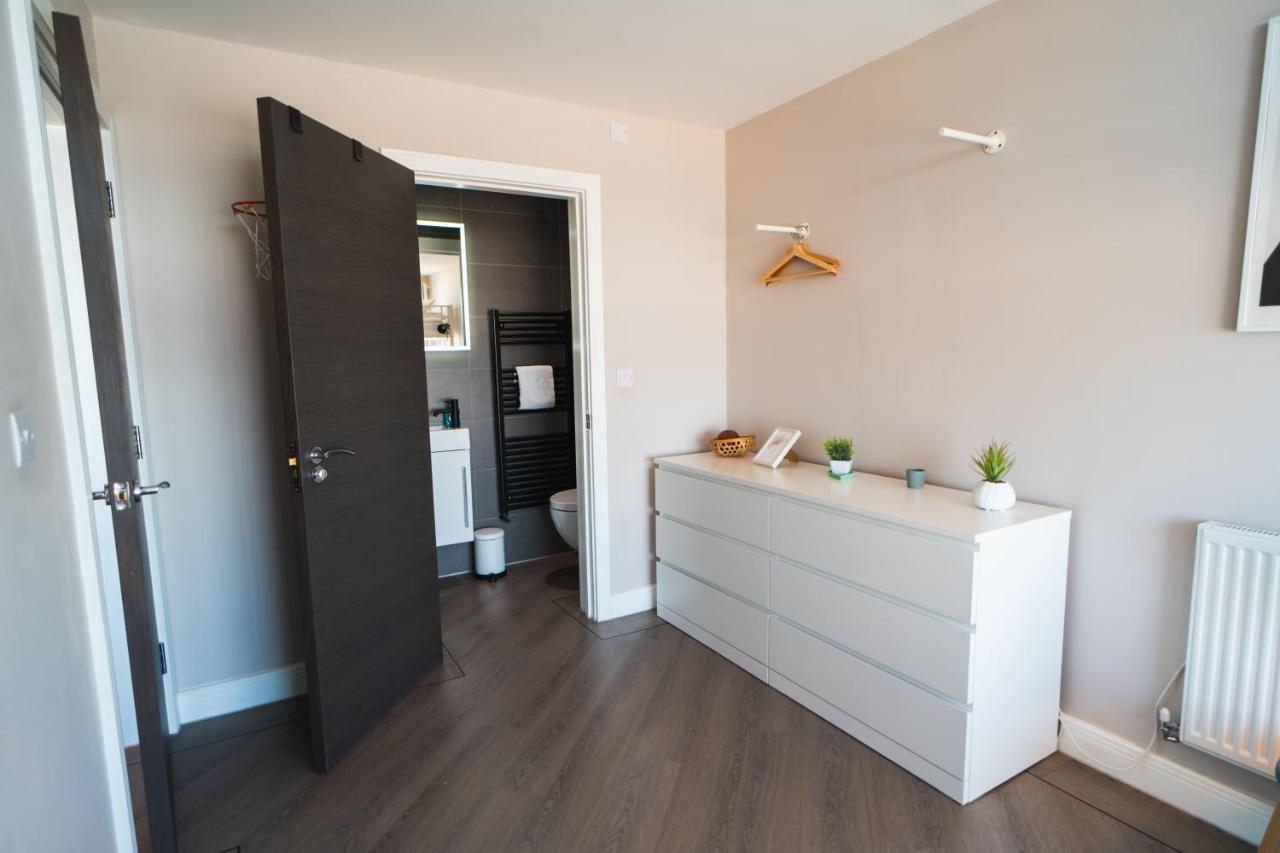 Beautiful Two Bedroom Harbour Side Apartment 풀 외부 사진