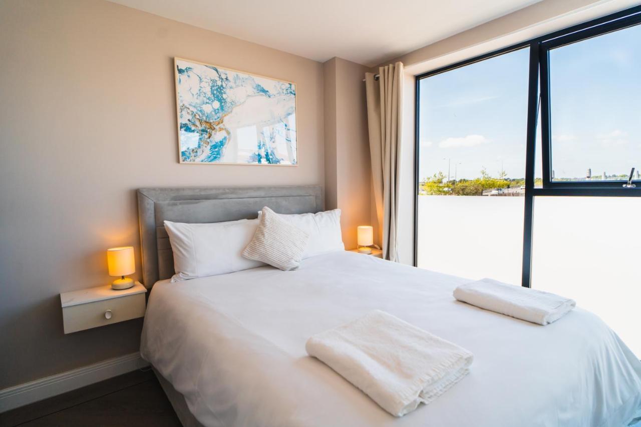 Beautiful Two Bedroom Harbour Side Apartment 풀 외부 사진
