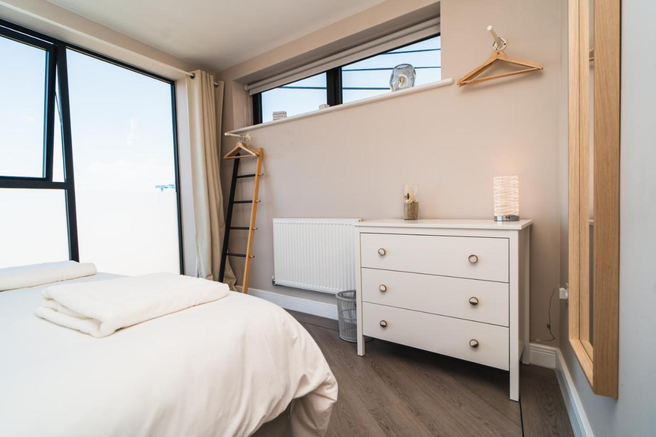 Beautiful Two Bedroom Harbour Side Apartment 풀 외부 사진