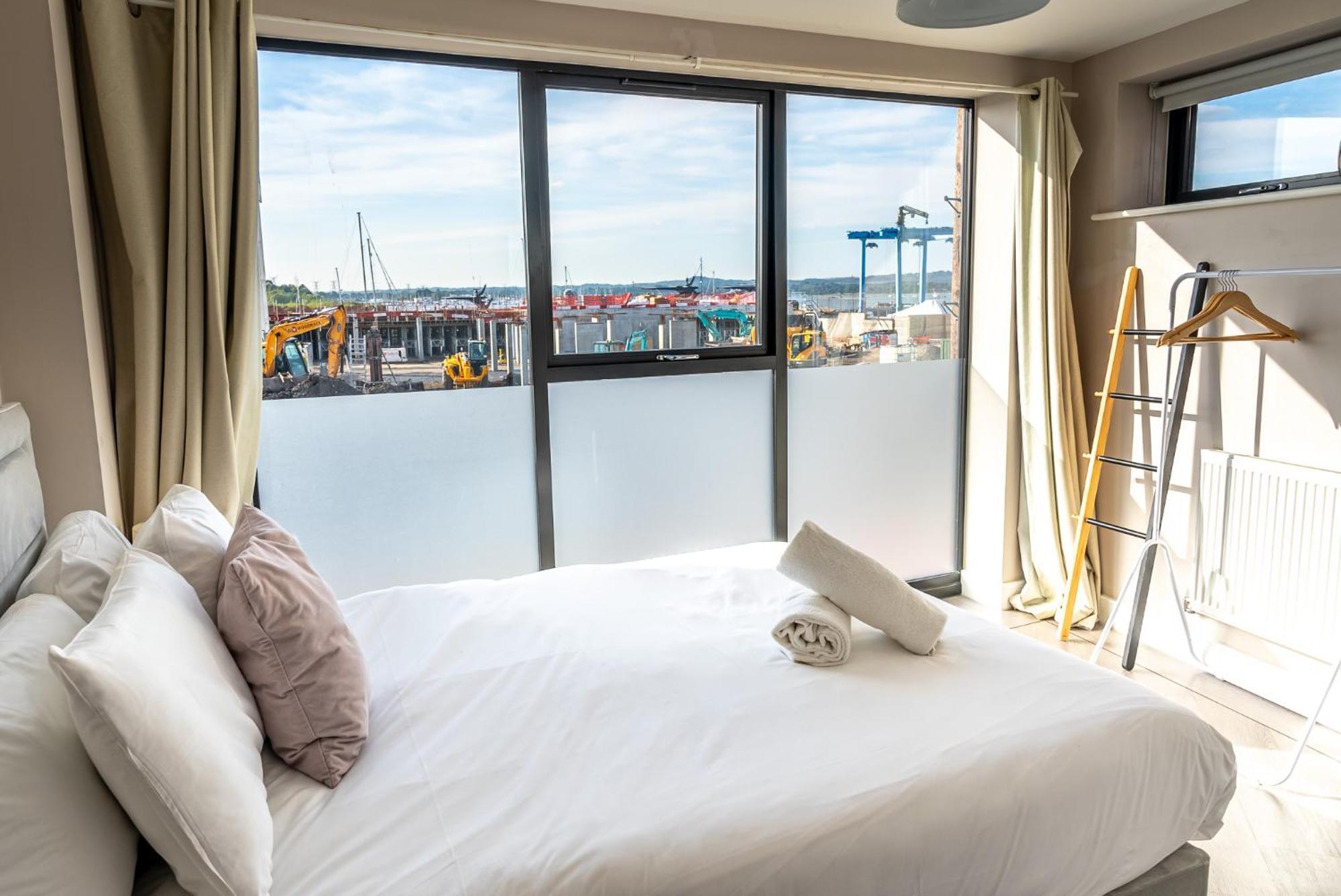 Beautiful Two Bedroom Harbour Side Apartment 풀 외부 사진