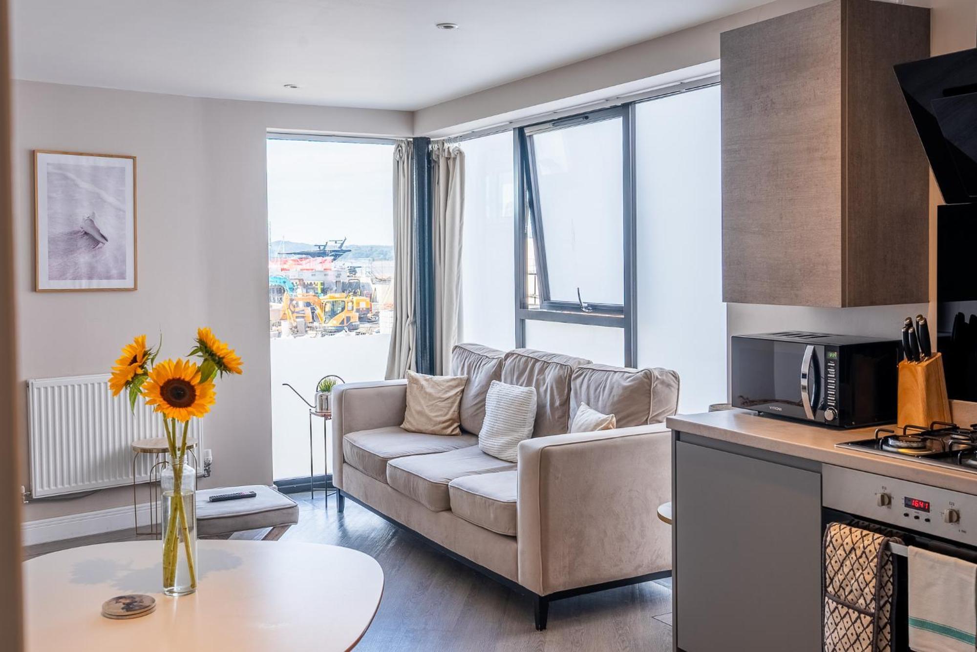 Beautiful Two Bedroom Harbour Side Apartment 풀 외부 사진